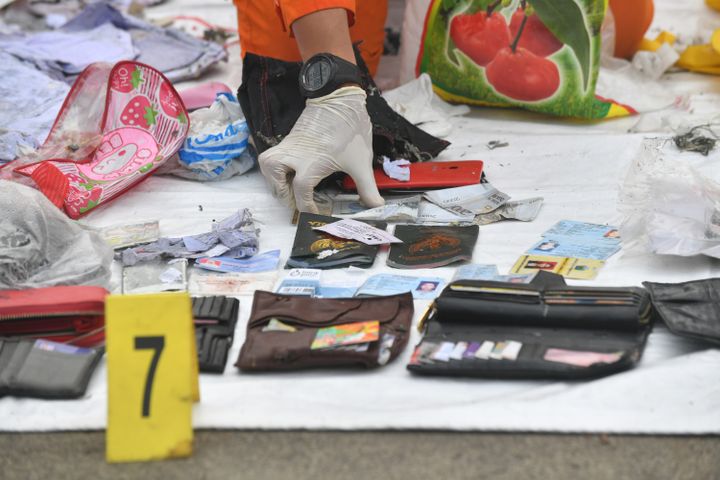 Des effets personnels des passagers du vol Lion Air qui s'est abîmé en mer de Java, exposés à l'aéroport de Jakarta (Indonésie), le 30 octobre 2018. (ADEK BERRY / AFP)