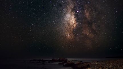 La Voie lactée photographiée depuis une plage de Crète (Grèce). (MATT WALFORD / CULTURA CREATIVE)