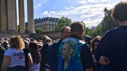 Les fans de Johnny sur le parvis de La Madeleine à Paris avant l'hommage
 (Nathalie Hayter)