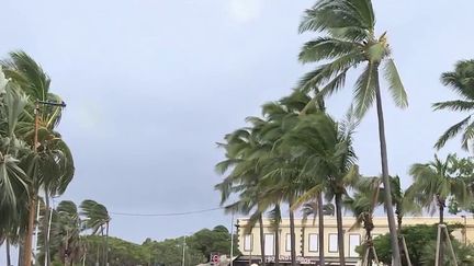 L'île de La Réunion&nbsp;a été placée en alerte rouge, dimanche 20 février, avec l'arrivée du cyclone tropical Emnati. Les écoles et l'aéroport seront&nbsp;fermés&nbsp;jusqu'à mardi.
 (CAPTURE ECRAN FRANCE 2)