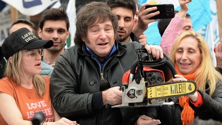 Javier Milei brandit une tronçonneuse lors d'un rassemblement politique à la Plata, en Argentine, le 12 septembre 2023. (MARCOS GOMEZ / AG LA PLATA)