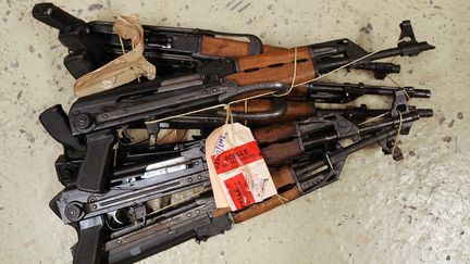 Des kalachnikovs saisies par la police et pr&eacute;sent&eacute;es au tribunal, &agrave; Marseille (Bouches-du-Rh&ocirc;ne), le 1er d&eacute;cembre 2011. (GERARD JULIEN / AFP)