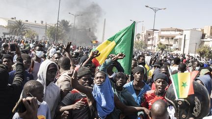 Des manifestants rassemblés sur la place de la Nation, à Dakar (Sénégal), le 8 mars 2021. (JOHN WESSELS / AFP)