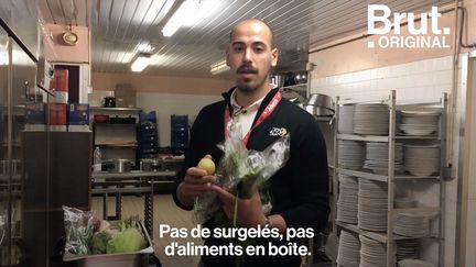 C'est la terreur des cuisines du Tour de France. Chaque jour, Rocco Selvitano doit vérifier la qualité des produits servis aux 176 coureurs dans chacun des hôtels où ils sont hébergés. Et il ne laisse rien passer. Brut l'a suivi en cuisine.