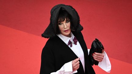 L'actrice Isabelle Adjani sur le tapis rouge du Festival de Cannes, le 22 mai 2022. (LOIC VENANCE / AFP)