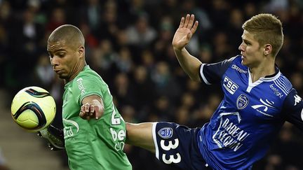 Le Stéphanois Kevin Monnet-Paquet au duel avec le Troyen Alois Confais (JEFF PACHOUD / AFP)