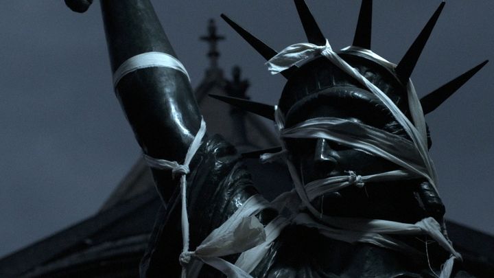 La statue de Liberté de l'église du Musée des arts et métiers, pansée par "la Covid", par le styliste Franck Sorbier, dans le making of du film sur sa collection automne-hiver 2020. (© Franck Sorbier Haute couture  / Amaury Voslion)