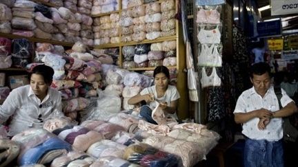 Le marché chinois de Mandalay, en Birmanie, le 28 septembre 2009. Les Chinois, qui contribuent à faire tourner l'économie birmane, ont dynamisé le sud de la ville. (AFP PHOTO / NICOLAS ASFOURI)