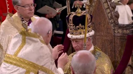 Samedi 6 mai, au terme de deux heures de cérémonie, le roi Charles III a été couronné à l'abbaye de Westminster, à Londres, au Royaume-Uni. Retour sur une journée historique. (FRANCEINFO)