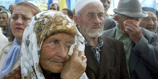 Le 18 mai 2004 à Simféropol. Des Tatars de Crimée lors d'une cérémonie de célébration du souvenir de la déportation de leur communauté par Staline en 1944. (AFP - Files - Sergei Supinsky)