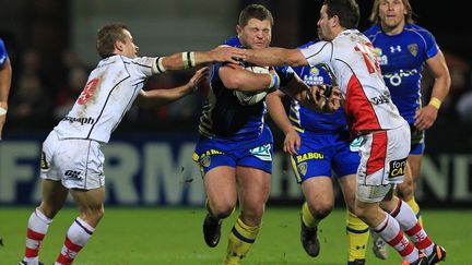 Le talonneur clermontois Benjamin Kayser plaqu&eacute; par les joueurs de l'Ulster Paddy Wallace et Paul Marshall, le 12 novembre 2011 &agrave; Belfast, en Irlande du Nord. (Peter Mulhy / AFP)