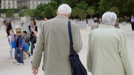 Un couple de retraités dans le jardin des Tuileries à Paris, le 31 mai 2010. (AFP - David Fritz)