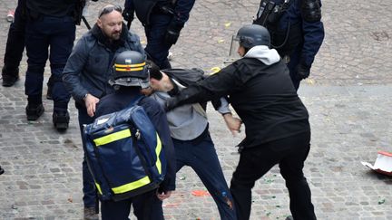 Alexandre Benalla (à droite) interpelle violemment un individu, place de la Contrescarpe à Paris, le 1er mai 2018. (NAGUIB-MICHEL SIDHOM / AFP)