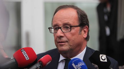 François Hollande répond aux journaliste à Angoulême, le 22 août 2017. (MAXPPP)