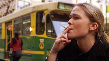 Une Australienne fume une cigarette &agrave; Melbourne (Australie), le 21 mai 1999. (WILL BURGESS / REUTERS)