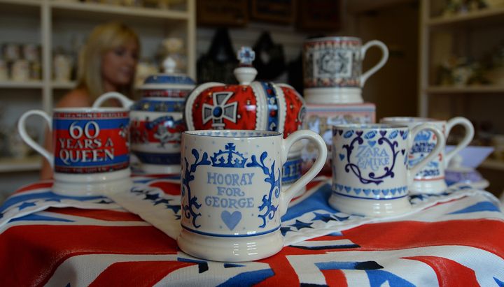 Des mugs c&eacute;l&eacute;brant la naissance du prince George, premier fils de Kate et de William, dans un atelier de Stoke-on-Trent (Royaume-Uni), le 25 juillet 2013.&nbsp; (ANDREW YATES / AFP)