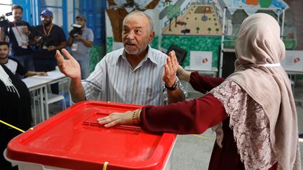 Dans un bureau de vote à Tunis le 6 octobre 2019. (REUTERS - ZOUBEIR SOUISSI / X02856)