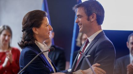 La passation de pouvoir entre Agnès Buzyn et Olivier Véran, au ministère de la Santé, lundi 17 février 2020.&nbsp; (GEOFFROY VAN DER HASSELT / AFP)