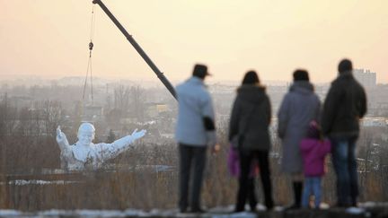 Installation d'une statue de 14 m&egrave;tres de haut &agrave; l'effigie du pape Jean-Paul II &agrave;&nbsp;Czestochowa (Pologne), le 7 avril 2013. (AGENCJA GAZETA / REUTERS)