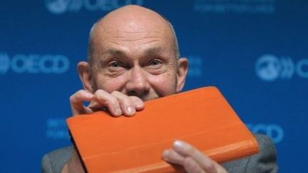 Pascal Lamy, le directeur de l'Organisation mondiale du commerce (OMC), lors de la présentation du nouveau système de statistiques des échanges internationaux «fabriqué dans le monde». (ERIC PIERMONT / AFP)