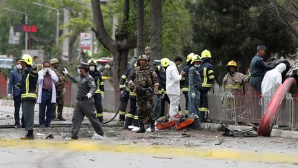 Les secours afghans interviennent&nbsp;près de l'ambassade des Etats-Unis à Kaboul, où un convoi de forces étrangères a été visé par une attaque suicide mercredi 3 mai 2017. (MOHAMMAD ISMAIL / REUTERS)