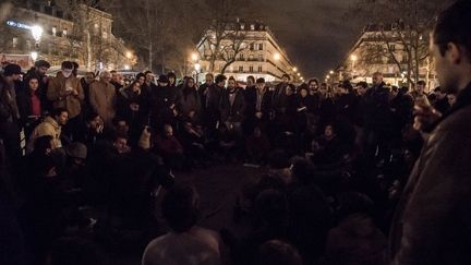 Des centaines de personnes sont rassemblées sur la place de la République, à Paris, dans la nuit du 3 au 4 avril 2016. (EROS SANA / CITIZENSIDE / AFP)