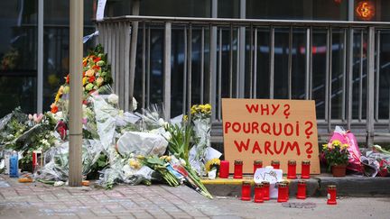 Des fleurs ont été déposées devant la station de métro de Maelbeek à Bruxelles, le 24 mars 2016, deux jours après les attentats. (NICOLAS MAETERLINCK / BELGA)