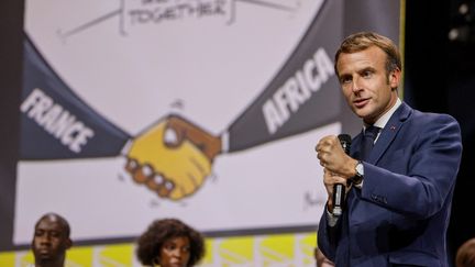 Le président français Emmanuel Macron s'exprime lors de la session plénière du sommet "Afrique-France", où à Montpellier, dans le sud de la France, le 8 octobre 2021. (LUDOVIC MARIN / AFP)