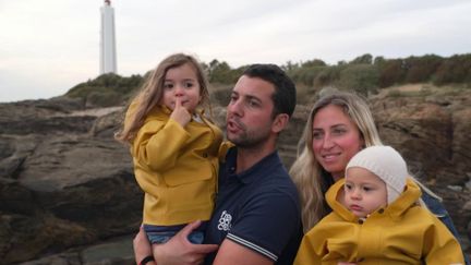 À quoi ressemblent les dernières heures avant le départ d’un concurrent du Vendée Globe ? Nous avons suivi le bizuth breton Guirec Soudée, entre ultimes instants en famille et réglages techniques sur son bateau Freelance.com.