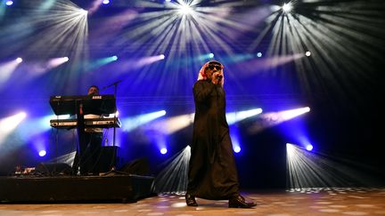 Le chanteur et maître reconnu de l'électro-chaâbi, Omar Souleyman, sur scène lors du Festival Nancy Jazz Pulsations, le 11 octobre 2019 (photo illustration). (ALEXANDRE MARCHI / MAXPPP)