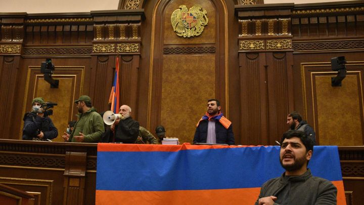 Des manifestants arméniens à la tribune du Parlement à Erevan, le 10&nbsp;novembre. (KAREN MINASYAN / AFP)