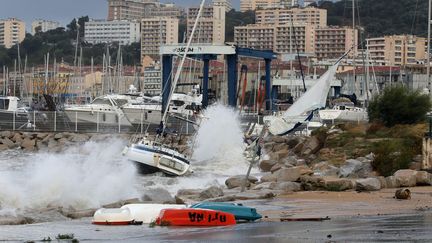 Le port d'Ajaccio (Corse-du-Sud) a souffert du passage de la tempête Adrian, le 29 octobre 2018. (JEAN-PIERRE BELZIT / MAXPPP)