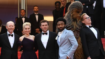 Le casting de "Solo", film le plus récent de la saga "Star Wars", monte les marches du Festival de Cannes, le 15 mai 2018. (LOIC VENANCE / AFP)