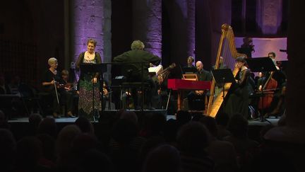 La soprane Kateryna Kasper avec le&nbsp;Freiburger Barockorchester&nbsp;dirigé par René Jacobs, le 17 septembre au festival d'Ambronay. (M. Zammit / France Télévisions)