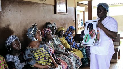 Une sage-femme donne des informations sur le sida aux femmes enceintes à Bohicon, dans le sud du Bénin, le 29 novembre 2016. (DELPHINE BOUSQUET / AFP)