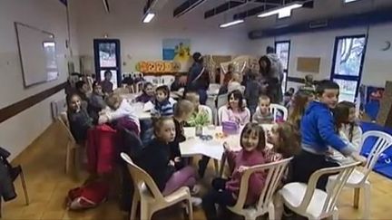 (Capture d'&eacute;cran) A Antibes (Alpes Maritimes), mardi 12 f&eacute;vrier 2013, des &eacute;l&egrave;ves sont regroup&eacute;s en centre de loisirs en ce jour de gr&egrave;ve des professeurs des &eacute;coles. (FRANCETV INFO /  FRANCE 2 )