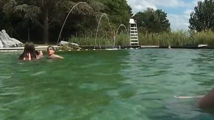 Dans le Limousin, les badauds peuvent profiter d'un lieu de baignade insolite. Une piscine biologique, dont l'eau est filtrée par les plantes, se trouve à Marsac, dans la Creuse. (FRANCE 3)