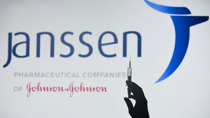 Le logo de Janssen, filiale du groupe américain Johnson &amp; Johnson, le 1er février 2021 à Dublin, en Irlande. (ARTUR WIDAK / NURPHOTO / AFP)