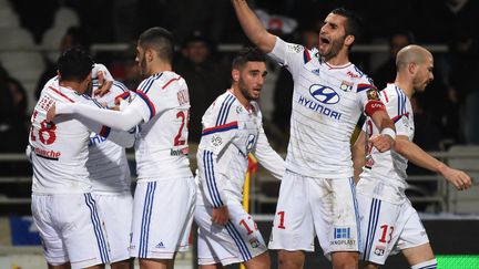 Les Lyonnais exultent apr&egrave;s le but dans les arr&ecirc;ts de jeu inscrit par Alexandre Lacazette, jeudi 4 d&eacute;cembre 2014 face &agrave; Reims. (PHILIPPE DESMAZES / AFP)