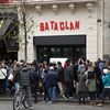 Des Parisiens se rassemblent devant le Bataclan, le 13 novembre 2016, à Paris, un an après les attentats qui ont touché la capitale.&nbsp; (MAXPPP)