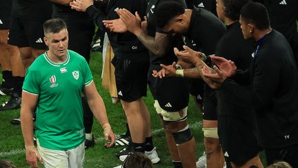 L'adieu amer d'une légende. Après l'élimination de l'Irlande contre la Nouvelle-Zélande en quarts de finale, Jonathan Sexton est applaudi alors qu'il vient certainement de disputer le dernier match de Coupe du monde de sa carrière, le 14 octobre 2023. (EMMANUEL DUNAND / AFP)