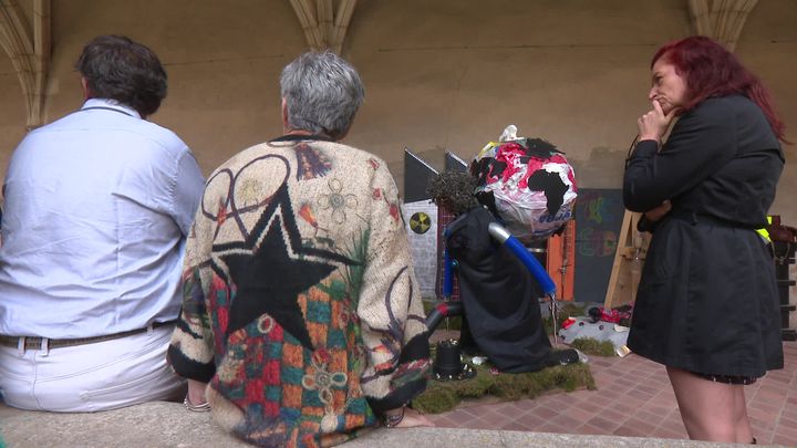 Une des œuvres des Recycl'Art représente un homme portant un globe sur le dos, entièrement fait de matériaux récupérés en déchèterie. (FRANCE 3)