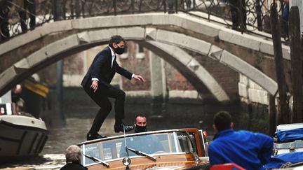 L'acteur américain Tom Cruise sur le tournage de "Mission impossible : Lybra", le 20 octobre 2020 à Venise (ANDREA PATTARO / AFP)