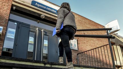 Une femme entre dans une agence de l'assurance-retraite à Armentières&nbsp;(Nord), le 15 février 2019. (PHILIPPE HUGUEN / AFP)