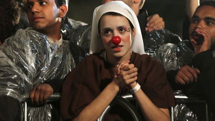 Une religieuse d&eacute;guis&eacute;e en clown &eacute;coute le pape Fran&ccedil;ois s'exprimer lors d'une visite de l'h&ocirc;pital&nbsp;Saint Fran&ccedil;ois d'Assise &agrave; Rio de Janeiro (Br&eacute;sil), le 24 juillet 2013. (MAXPPP)