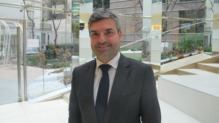 Olivier Régis, candidat à l'élection présidentielle, jeudi 5 janvier 2017, dans ses bureaux à Paris. (CLEMENT PARROT / FRANCEINFO)