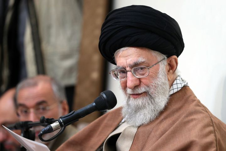 L'ayatollah Ali Khamenei, le 2 janvier 2018, fait une déclaration depuis Téhéran (Iran) accusant notamment les "ennemis" du pays d'orchestrer un complot pour infiltrer le régime.&nbsp; (HANDOUT / IRANIAN SUPREME LEADER'S WEBSITE / AFP)