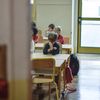 Un &eacute;l&egrave;ve dans une &eacute;cole &eacute;l&eacute;mentaire, &agrave; Paris, le 2 septembre 2014. (FRED DUFOUR / AFP)