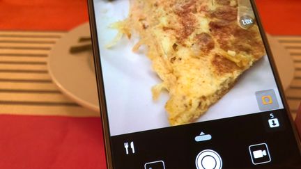 Le nouveau smarthone Mate 10 de Huawei reconnaît et indique en temps réel à l'aide d'un pictogramme le type de sujet que l'on photographie; (RADIO FRANCE / JEROME COLOMBAIN)