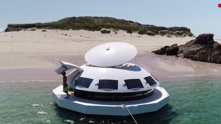 Une entreprise bretonne a créé un loft flottant. Vendu à des hôteliers, il promet une expérience unique sur la mer. &nbsp;&nbsp; (FRANCE 2)